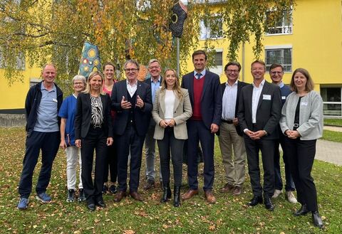Großer Empfang für den Sozialminister Manne Lucha im Hegau-Jugendwerk (v.l.n.r.): Stefan Daub, Dr. medic/IM Temeschburg Christine Schweikle, Barbara Martetschläger, Simone Bartosch, Manfred Lucha, Dr. Axel Galler, Saskia Frank, Landrat Zeno Danner, Dr. Thomas Auer, Bernd Sieber, Marcus Kaiser, Petra Wirth. Bild: Martina Fahr-Rackow Großer Empfang für den Sozialminister Manne Lucha im Hegau-Jugendwerk (v.l.n.r.): Stefan Daub, Dr. medic/IM Temeschburg Christine Schweikle, Barbara Martetschläger, Simone Bartosch, Manfred Lucha, Dr. Axel Galler, Saskia Frank, Landrat Zeno Danner, Dr. Thomas Auer, Bernd Sieber, Marcus Kaiser, Petra Wirth. Bild: Martina Fahr-Rackow